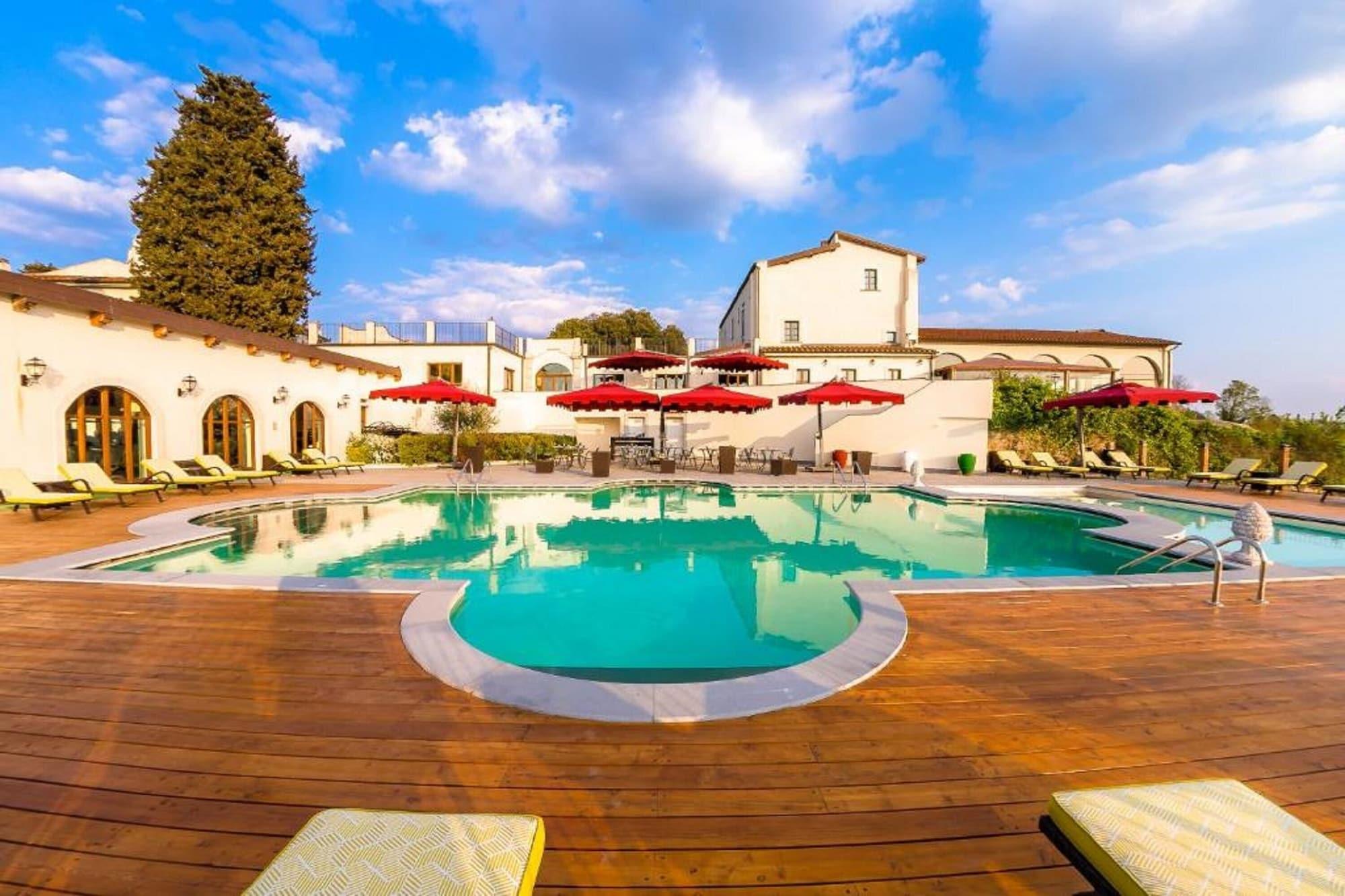 Villa Tolomei Hotel & Resort Florens Exteriör bild The swimming pool at the hotel