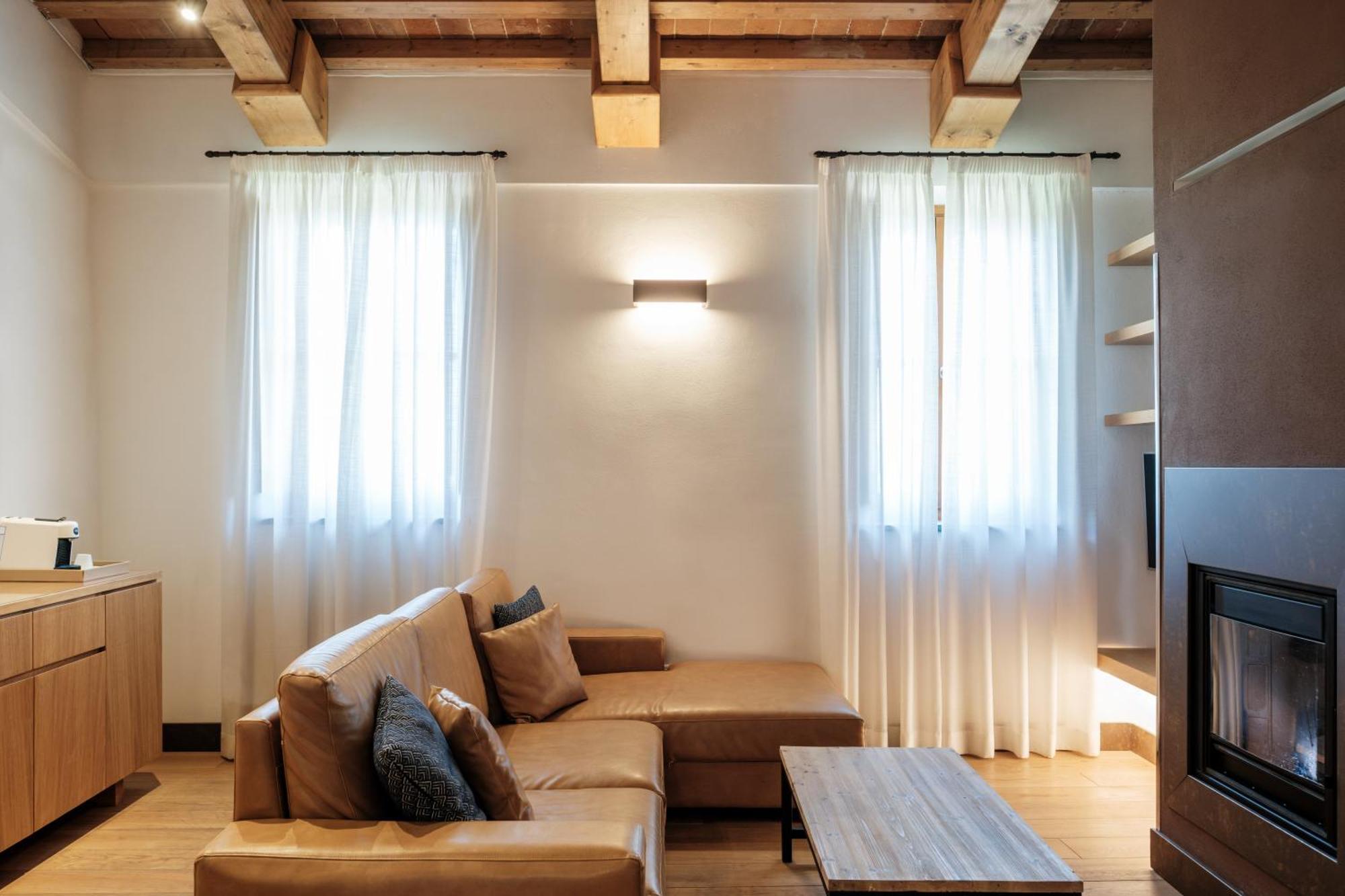 Villa Tolomei Hotel & Resort Florens Exteriör bild A living room with a fireplace