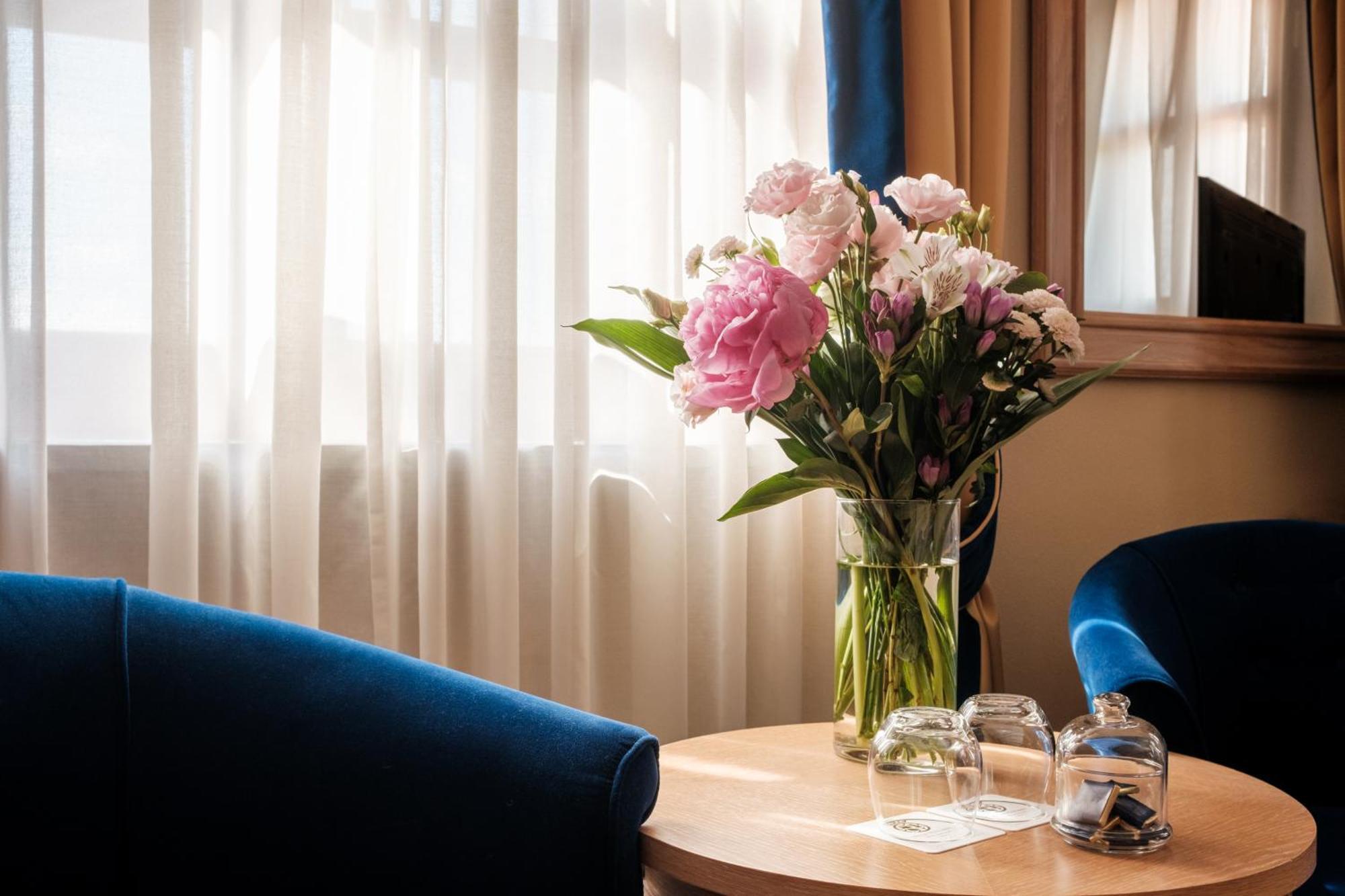 Villa Tolomei Hotel & Resort Florens Exteriör bild A bouquet of flowers