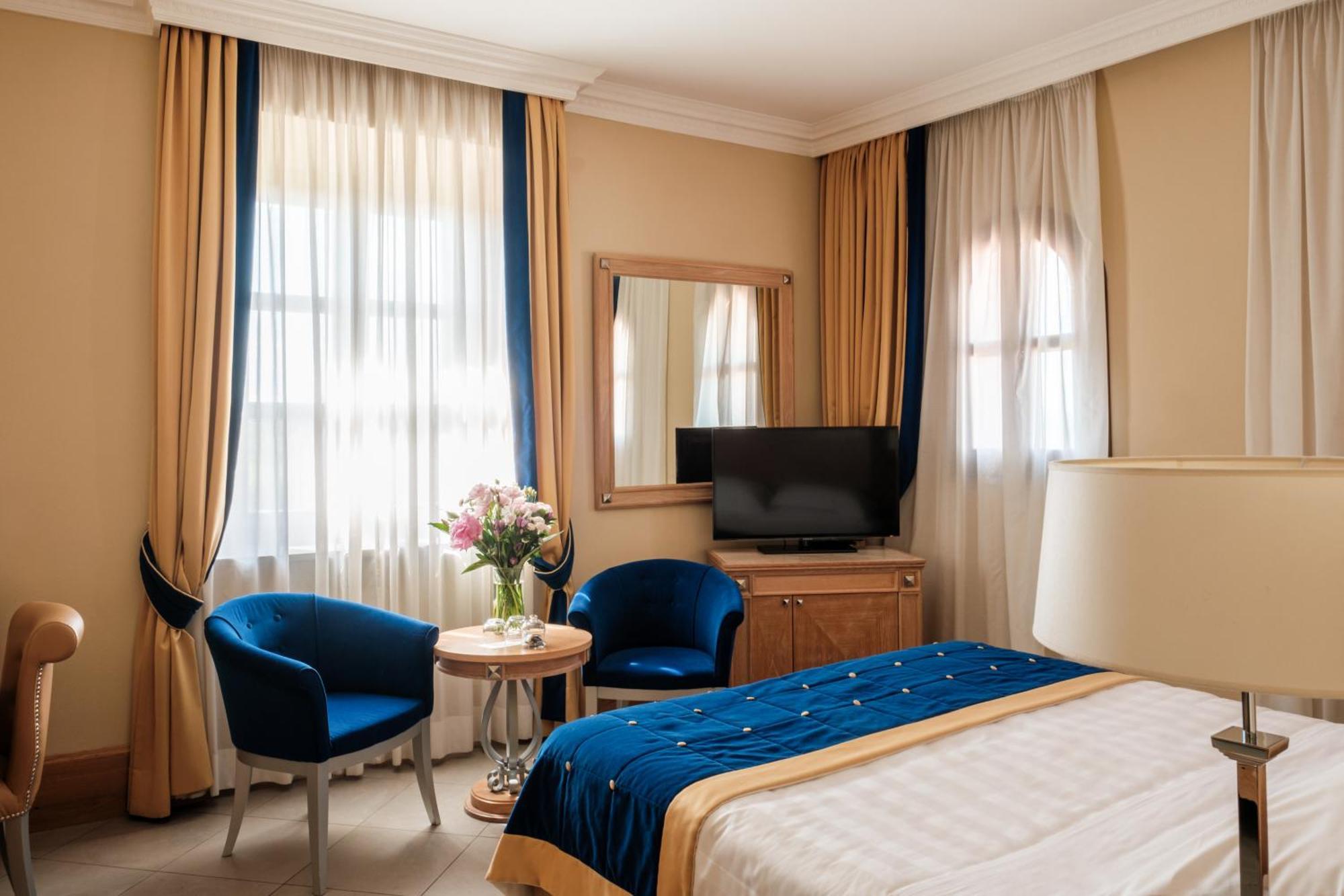 Villa Tolomei Hotel & Resort Florens Exteriör bild A room at the hotel