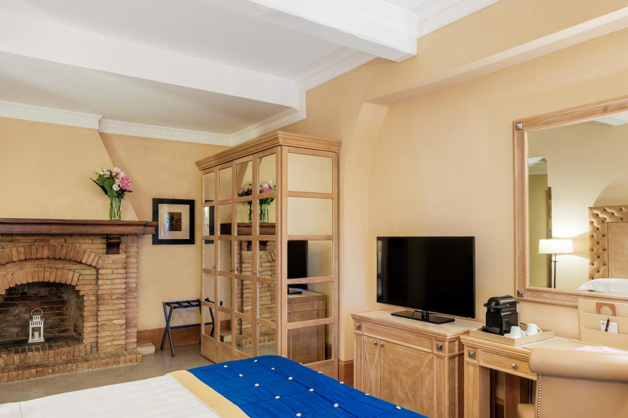 Villa Tolomei Hotel & Resort Florens Exteriör bild A bedroom at the hotel