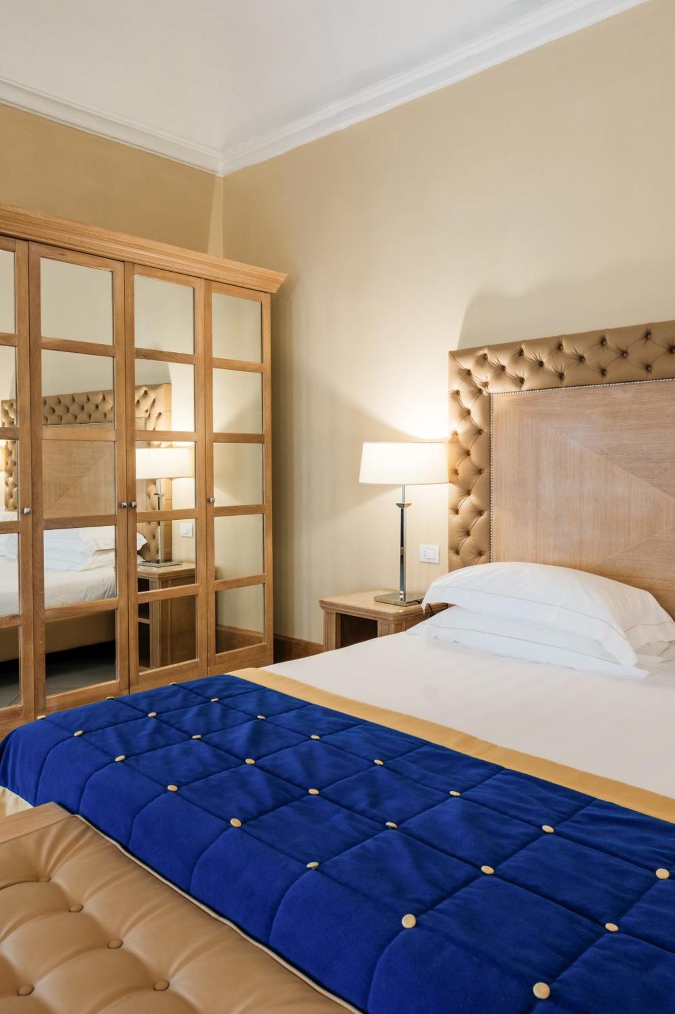 Villa Tolomei Hotel & Resort Florens Exteriör bild A bedroom at the hotel