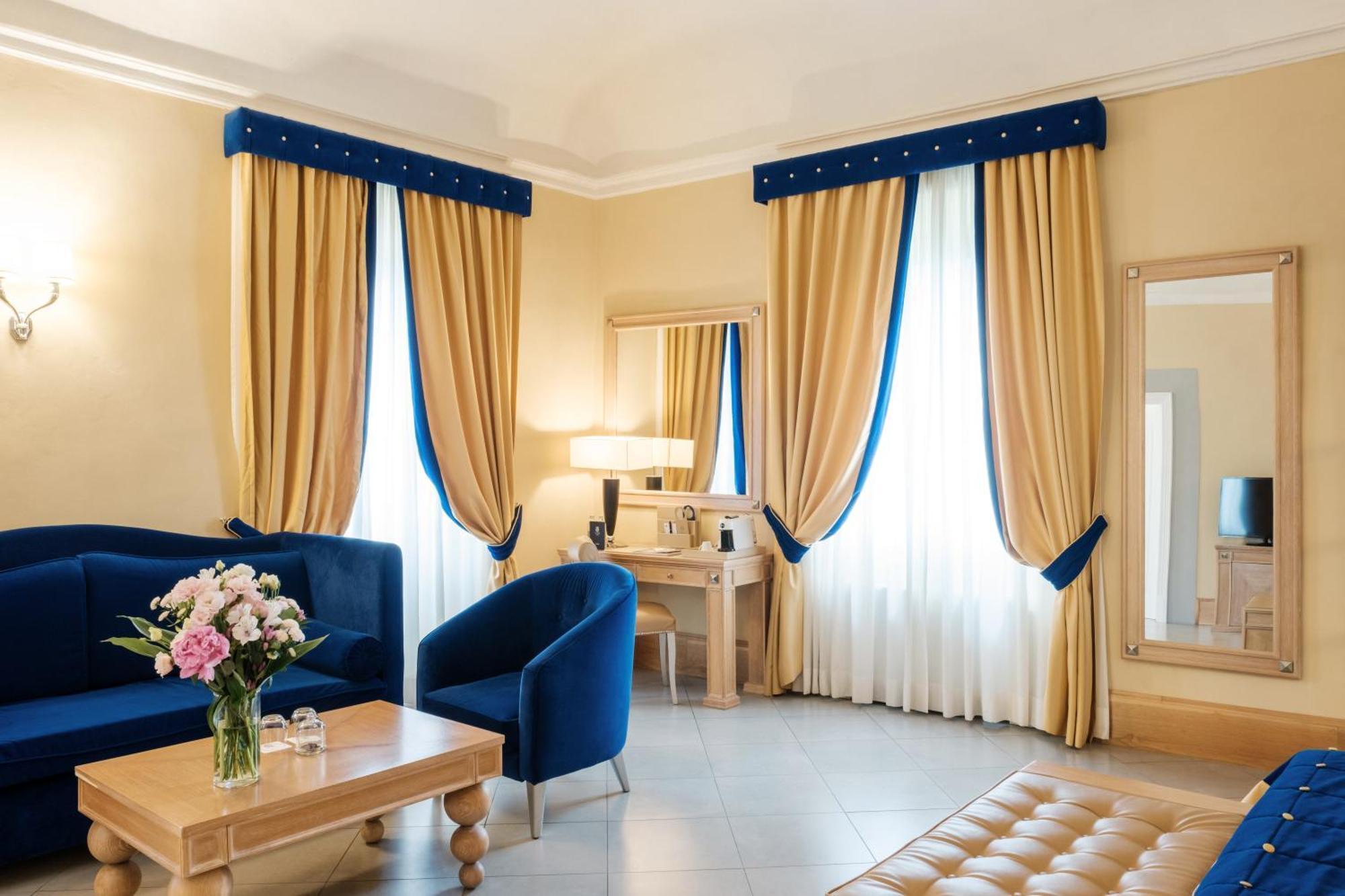 Villa Tolomei Hotel & Resort Florens Exteriör bild A suite at the hotel