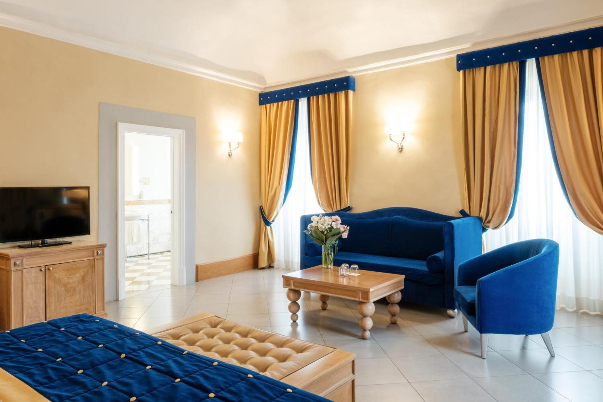 Villa Tolomei Hotel & Resort Florens Exteriör bild A suite at the hotel
