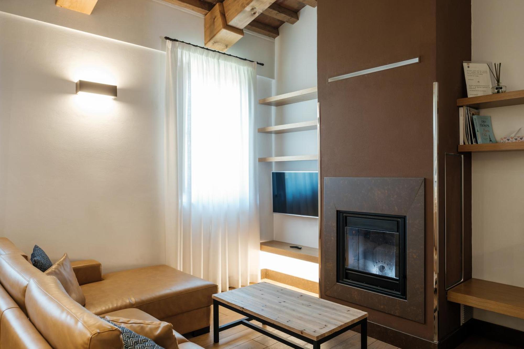 Villa Tolomei Hotel & Resort Florens Exteriör bild A living room with a fireplace