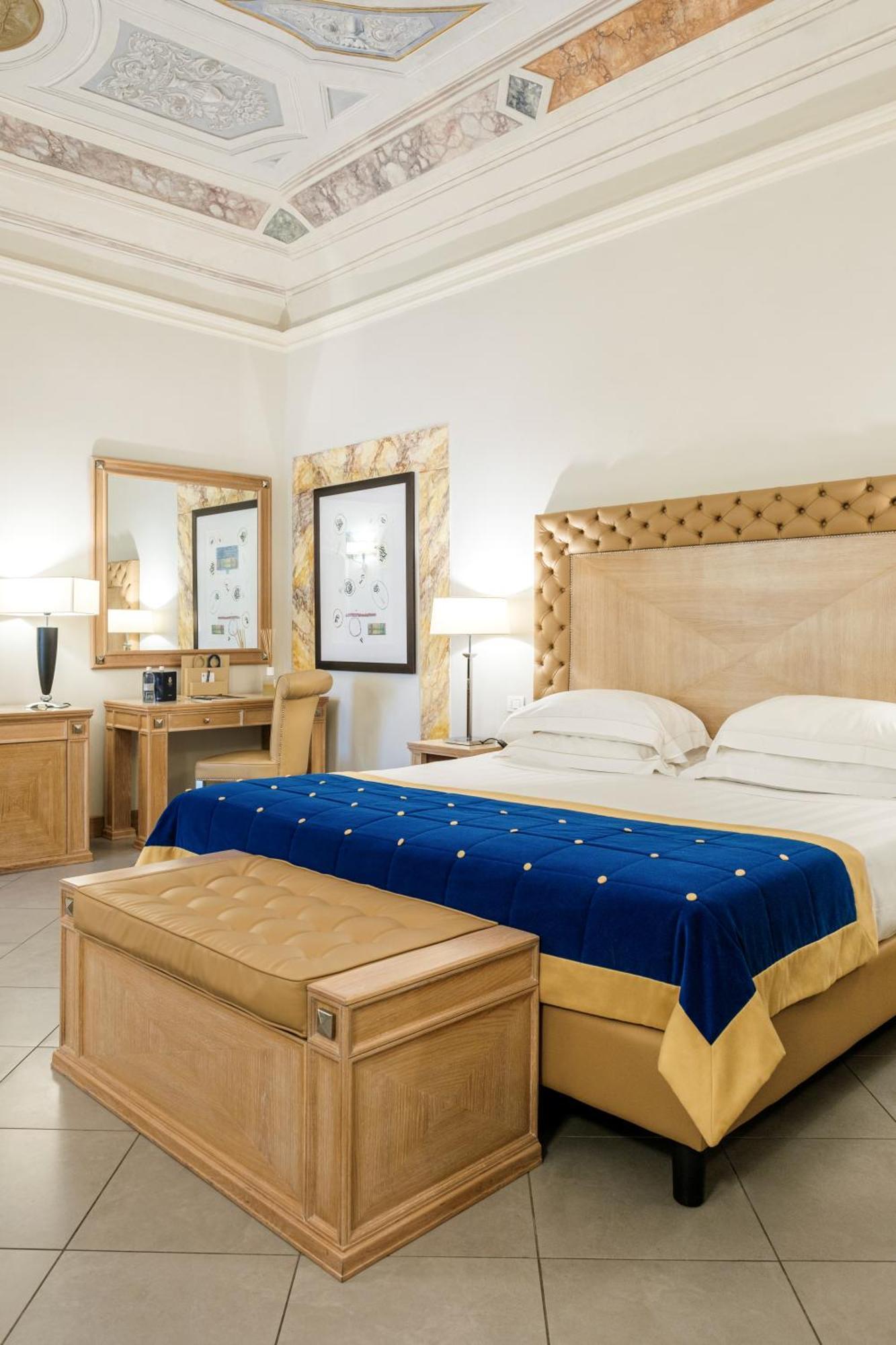 Villa Tolomei Hotel & Resort Florens Exteriör bild A bedroom at the hotel