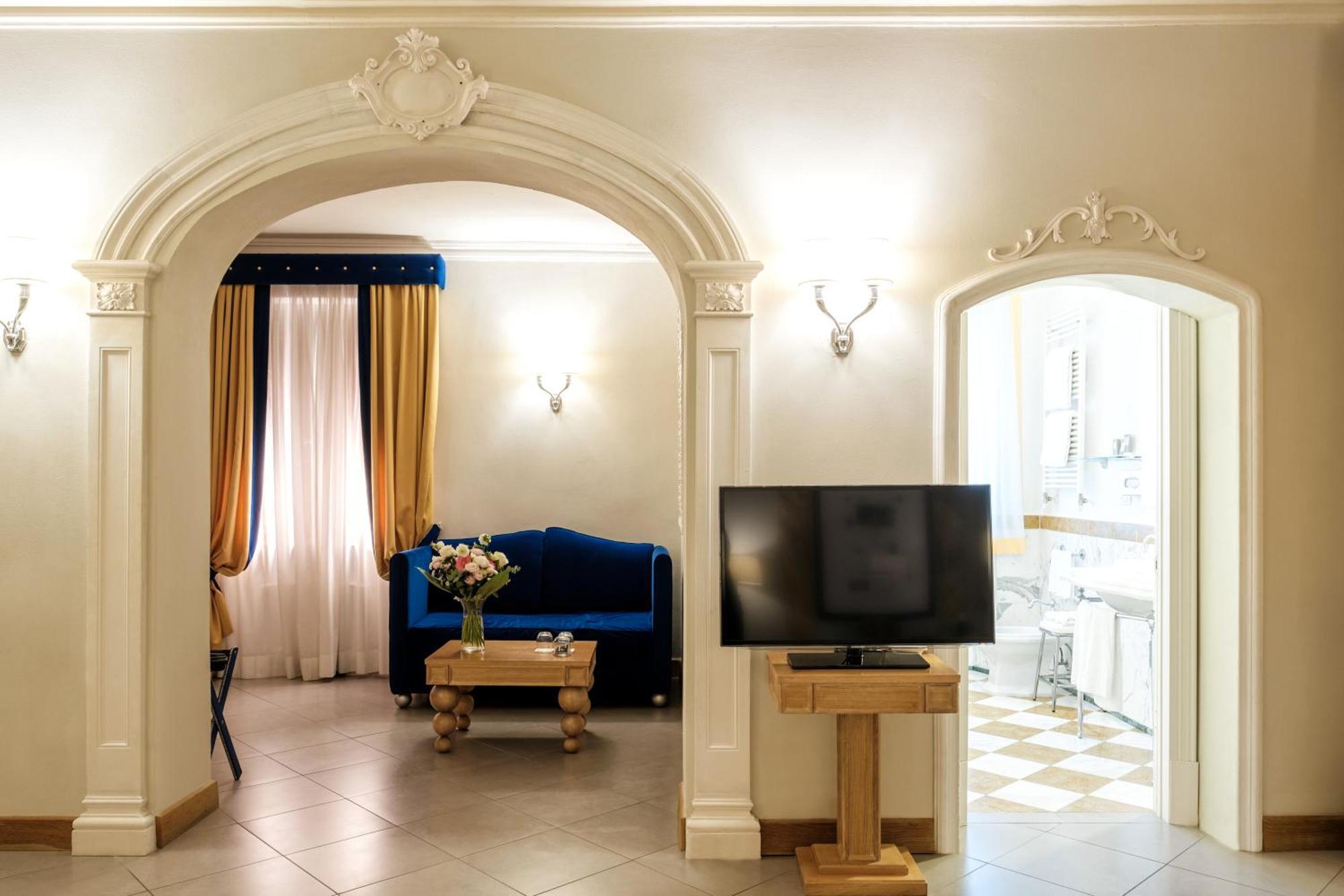 Villa Tolomei Hotel & Resort Florens Exteriör bild A suite at the hotel