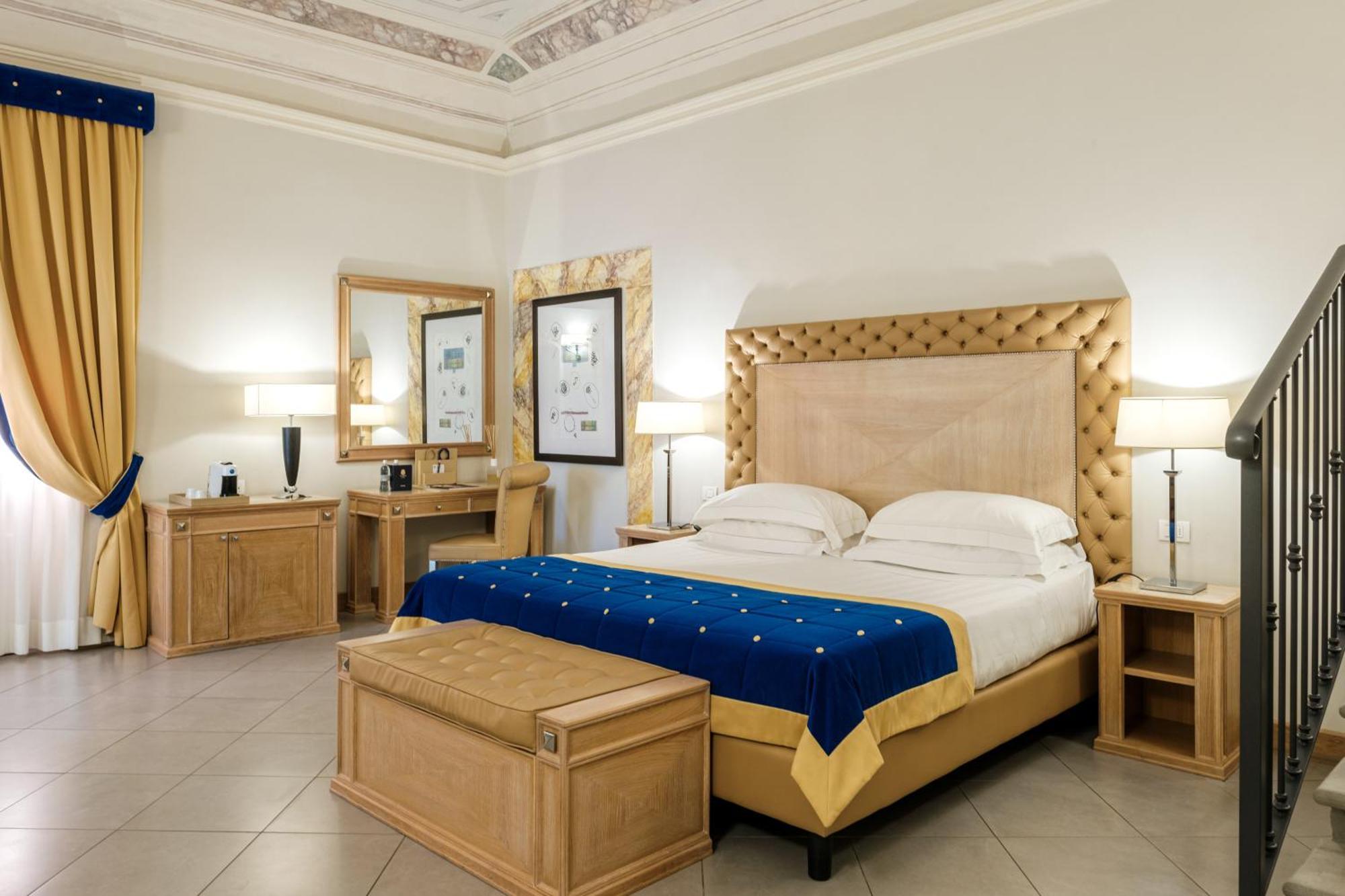 Villa Tolomei Hotel & Resort Florens Exteriör bild A bedroom at the hotel