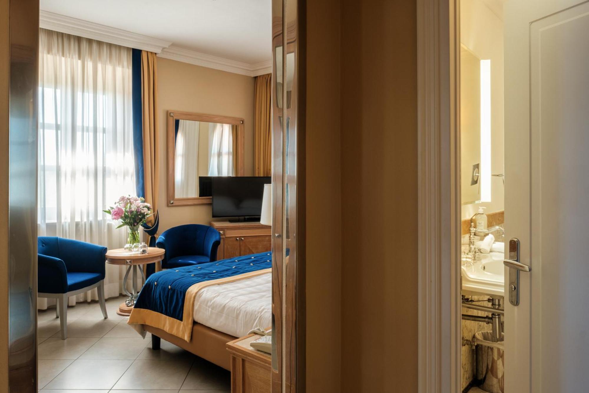 Villa Tolomei Hotel & Resort Florens Exteriör bild A room at the hotel