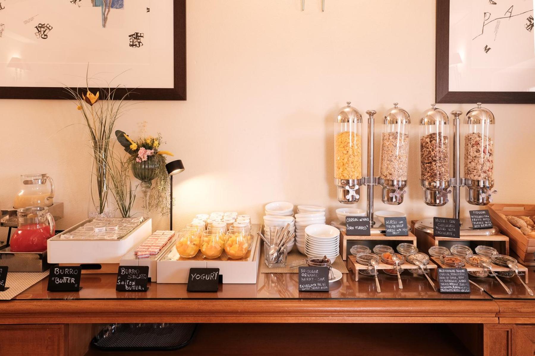 Villa Tolomei Hotel & Resort Florens Exteriör bild A breakfast buffet